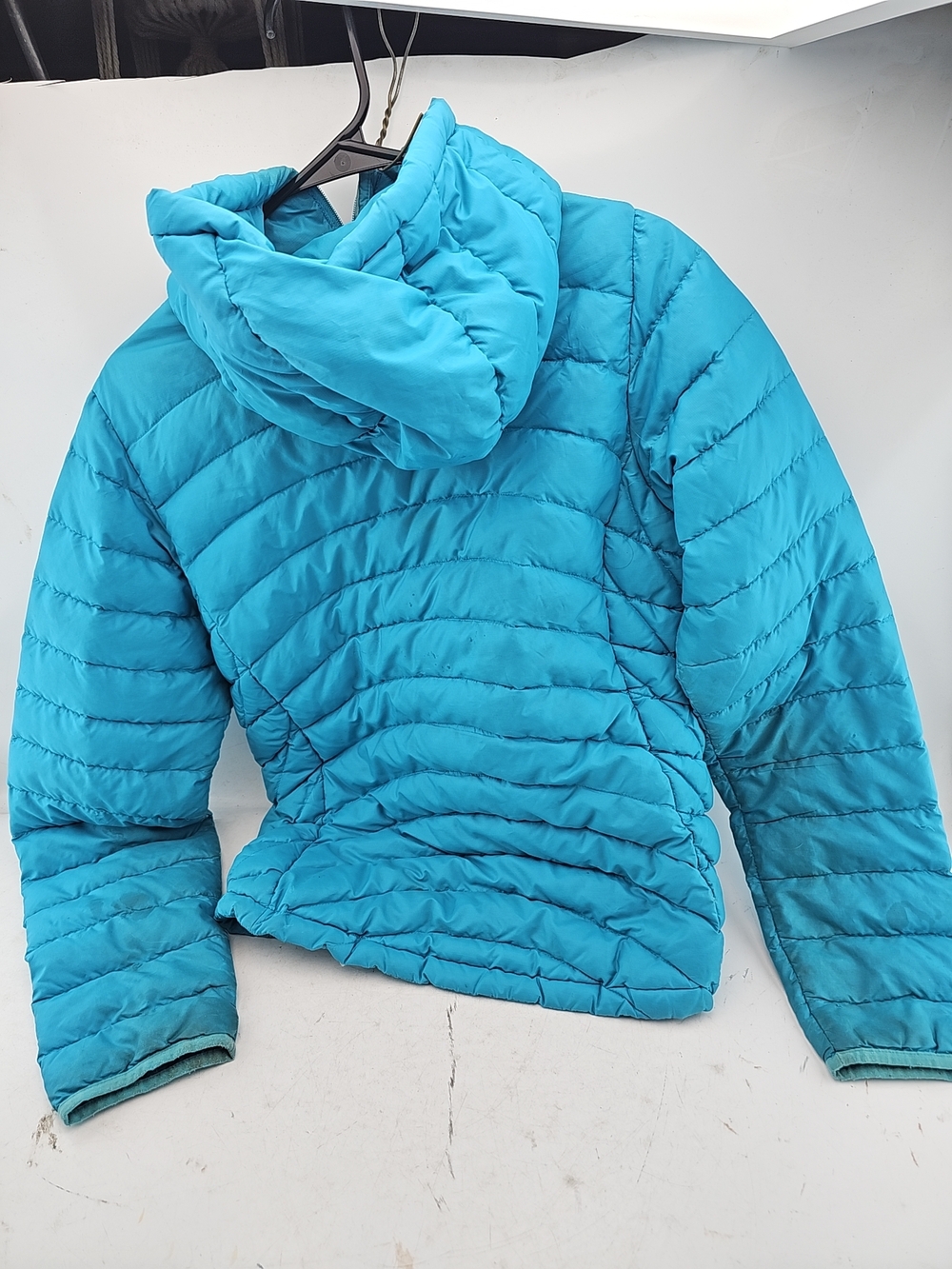 Patagonia Women's Turquoise Blue Puffer Jacket with Hood Stained - Picture 8 of 10